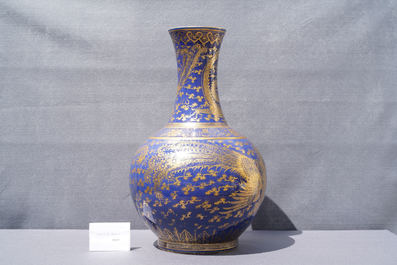 Un grand vase bouteille en porcelaine de Chine bleu monochrome &agrave; d&eacute;cor dor&eacute; de dragons et ph&eacute;nix, marque et &eacute;poque de Guangxu
