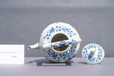 Une grande verseuse &agrave; vin couverte en porcelaine de Chine en bleu et blanc, &eacute;poque Transition