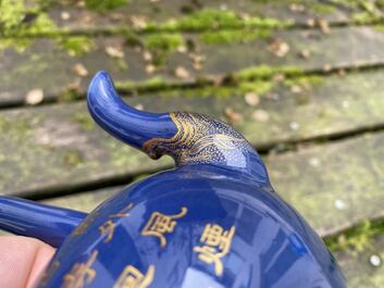 Een Chinese monochrome blauwe theepot met verguld decor, Qianlong merk en wellicht periode
