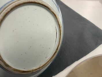 Un br&ucirc;le-parfum en porcelaine de Chine en bleu et blanc, Kangxi