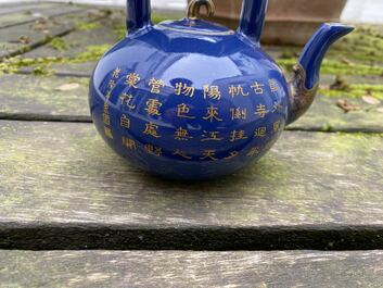 Een Chinese monochrome blauwe theepot met verguld decor, Qianlong merk en wellicht periode