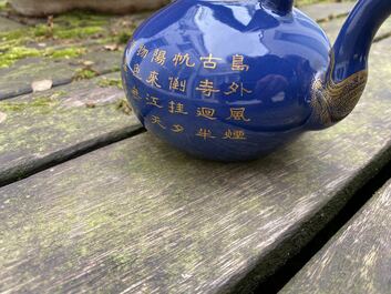 Een Chinese monochrome blauwe theepot met verguld decor, Qianlong merk en wellicht periode