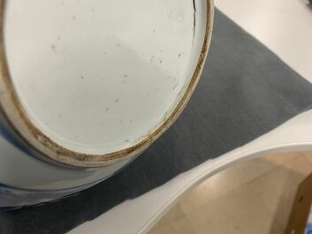 Un br&ucirc;le-parfum en porcelaine de Chine en bleu et blanc, Kangxi