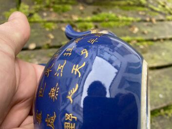Een Chinese monochrome blauwe theepot met verguld decor, Qianlong merk en wellicht periode