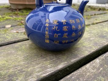 Een Chinese monochrome blauwe theepot met verguld decor, Qianlong merk en wellicht periode