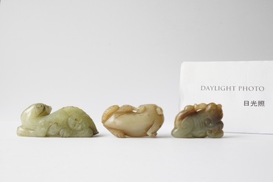 Vijf Chinese snijwerken in celadon en roestkleurige jade, 19e eeuw