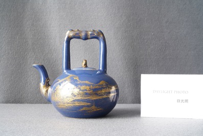 Een Chinese monochrome blauwe theepot met verguld decor, Qianlong merk en wellicht periode