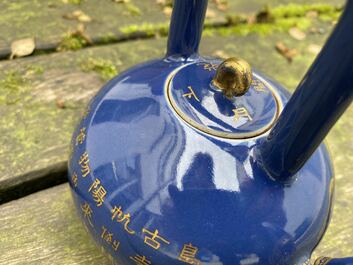 Een Chinese monochrome blauwe theepot met verguld decor, Qianlong merk en wellicht periode
