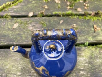 Een Chinese monochrome blauwe theepot met verguld decor, Qianlong merk en wellicht periode