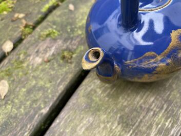 Een Chinese monochrome blauwe theepot met verguld decor, Qianlong merk en wellicht periode