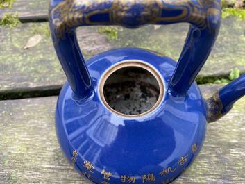 Een Chinese monochrome blauwe theepot met verguld decor, Qianlong merk en wellicht periode