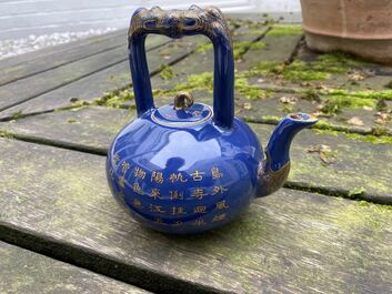 Een Chinese monochrome blauwe theepot met verguld decor, Qianlong merk en wellicht periode
