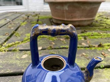 Een Chinese monochrome blauwe theepot met verguld decor, Qianlong merk en wellicht periode