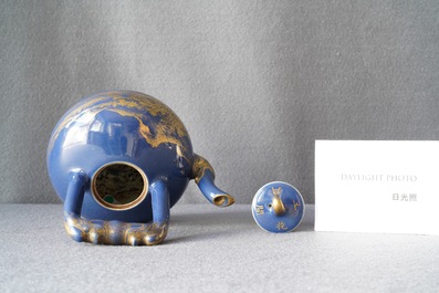Een Chinese monochrome blauwe theepot met verguld decor, Qianlong merk en wellicht periode