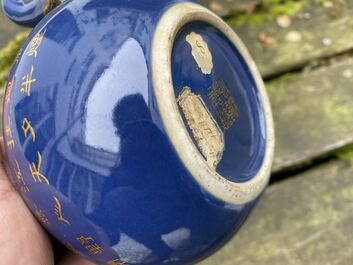 Een Chinese monochrome blauwe theepot met verguld decor, Qianlong merk en wellicht periode