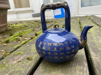 Een Chinese monochrome blauwe theepot met verguld decor, Qianlong merk en wellicht periode