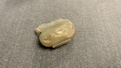 Vijf Chinese snijwerken in celadon en roestkleurige jade, 19e eeuw