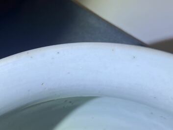 Un br&ucirc;le-parfum en porcelaine de Chine en bleu et blanc, Kangxi