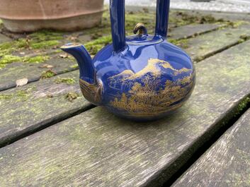 Een Chinese monochrome blauwe theepot met verguld decor, Qianlong merk en wellicht periode