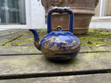 Een Chinese monochrome blauwe theepot met verguld decor, Qianlong merk en wellicht periode