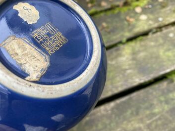 Een Chinese monochrome blauwe theepot met verguld decor, Qianlong merk en wellicht periode
