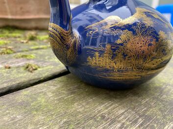 Een Chinese monochrome blauwe theepot met verguld decor, Qianlong merk en wellicht periode