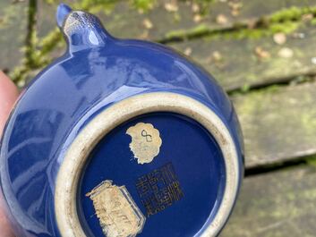 Een Chinese monochrome blauwe theepot met verguld decor, Qianlong merk en wellicht periode