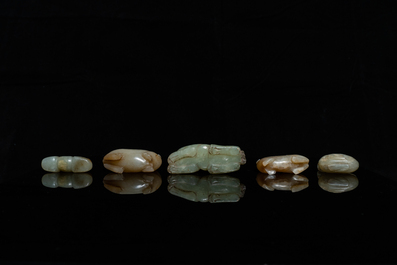 Vijf Chinese snijwerken in celadon en roestkleurige jade, 19e eeuw