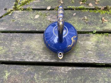 Een Chinese monochrome blauwe theepot met verguld decor, Qianlong merk en wellicht periode
