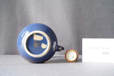 Een Chinese monochrome blauwe theepot met verguld decor, Qianlong merk en wellicht periode
