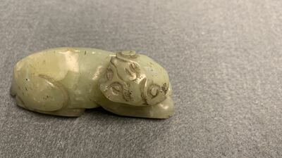 Vijf Chinese snijwerken in celadon en roestkleurige jade, 19e eeuw