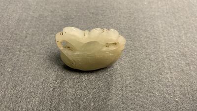 Vijf Chinese snijwerken in celadon en roestkleurige jade, 19e eeuw