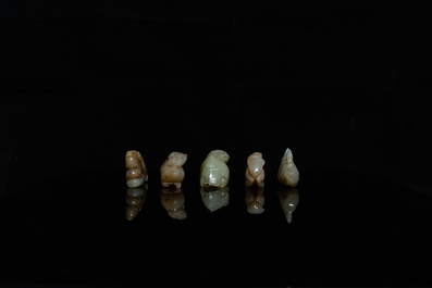 Vijf Chinese snijwerken in celadon en roestkleurige jade, 19e eeuw
