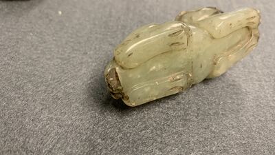 Vijf Chinese snijwerken in celadon en roestkleurige jade, 19e eeuw