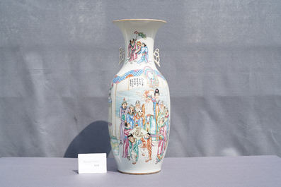 Een Chinese famille rose vaas met dubbel decor, 19/20e eeuw