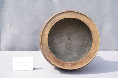 Een Chinese deels vergulde bronzen driepotige wierookbrander, Xuande merk, Qing