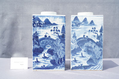 Een paar grote Chinese blauw-witte vierkante potten met landschappen, 19e eeuw