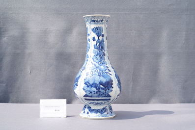 Een Chinese flesvormige blauw-witte vaas met floraal decor, Kangxi