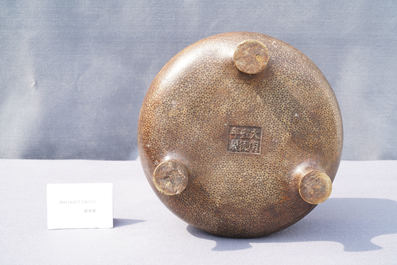 Een Chinese deels vergulde bronzen driepotige wierookbrander, Xuande merk, Qing