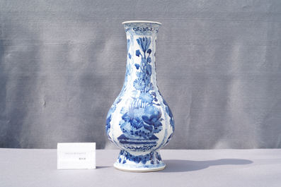 Een Chinese flesvormige blauw-witte vaas met floraal decor, Kangxi