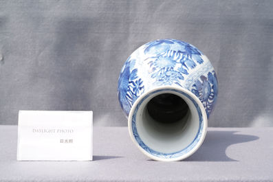 Een Chinese flesvormige blauw-witte vaas met floraal decor, Kangxi