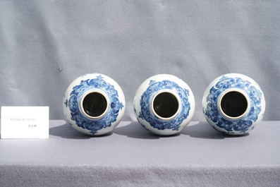 Een Chinees vijfdelig blauw-wit kaststel met floraal decor, Qianlong