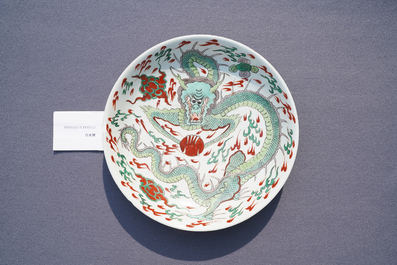 Een Chinese famille verte 'draken' schotel, Kangxi