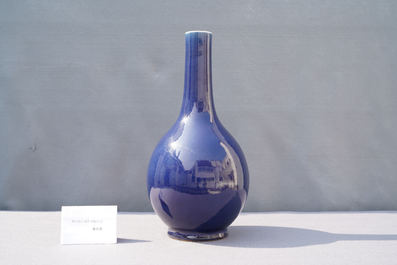 Een Chinese monochrome blauwe flesvormige vaas, Qianlong merk en periode