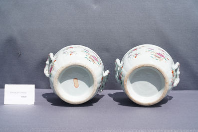 Een paar Chinese famille rose koelers met floraal decor, Qianlong