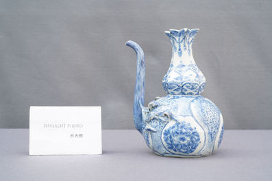 Een Chinese blauw-witte 'granaatappel' kendi, Wanli