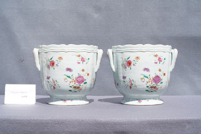 Een paar Chinese famille rose koelers met floraal decor, Qianlong
