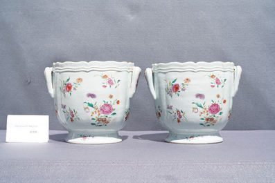 Een paar Chinese famille rose koelers met floraal decor, Qianlong