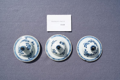 Een Chinees vijfdelig blauw-wit kaststel met floraal decor, Qianlong