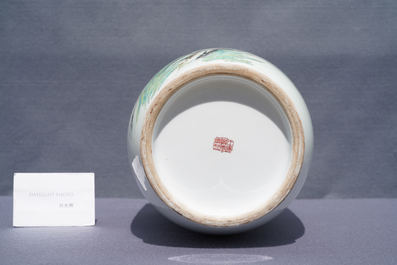 Een fijne Chinese famille rose vaas, Zhong Guo Jingdezhen Zhi merk, Republiek